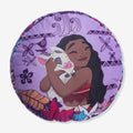 Almofada no formato da personagem Moana, vista frontal