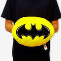 Almofada Huggy Batman sendo segurada, vista frontal