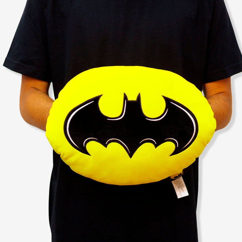 Almofada Huggy Batman sendo segurada, vista frontal