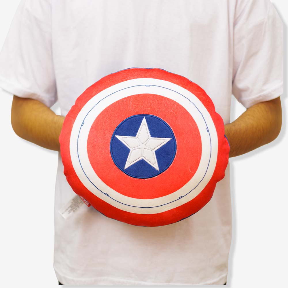 Almofada Huggy Capitão América sendo segurada, vista frontal