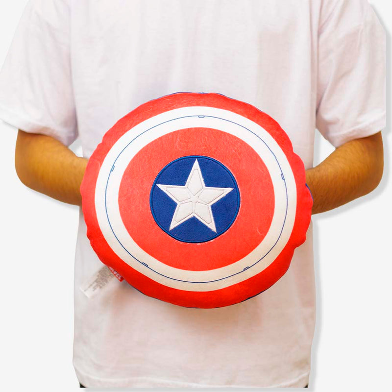Almofada Huggy Capitão América sendo segurada, vista frontal