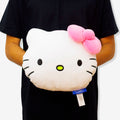 Almofada Huggy Hello Kitty sendo segurada, vista frontal