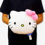 Almofada Huggy Hello Kitty sendo segurada, vista frontal