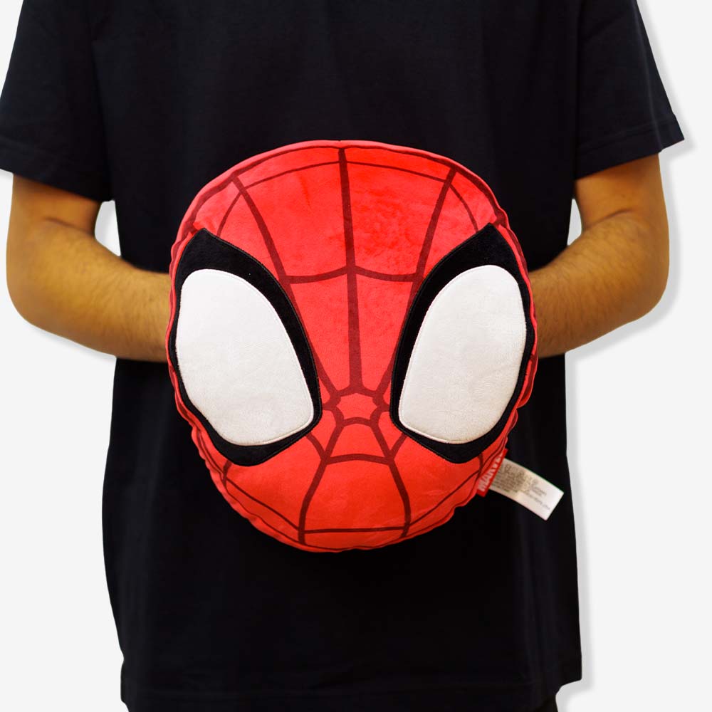 Almofada Huggy Homem-Aranha sendo segurada, vista frontal