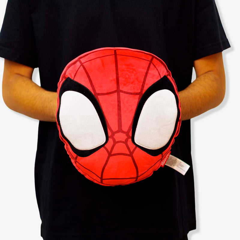 Almofada Huggy Homem-Aranha sendo segurada, vista frontal