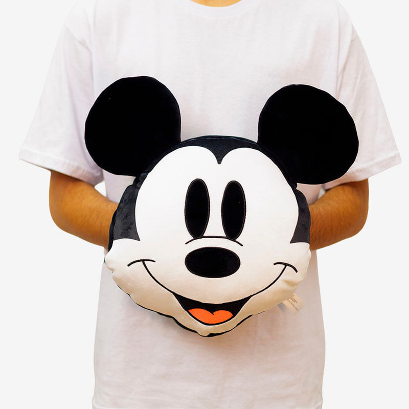 Almofada Huggy Mickey sendo segurada, vista frontal