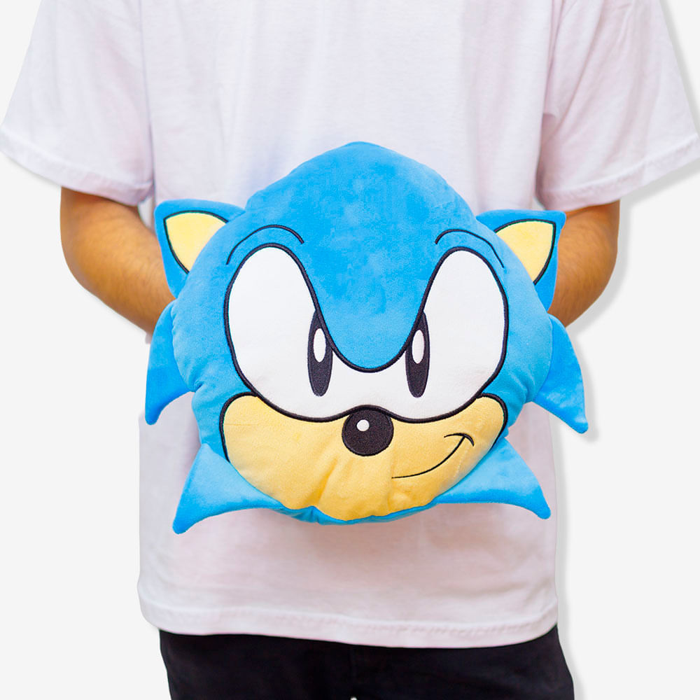 Almofada Huggy Sonic sendo segurada, vista frontal