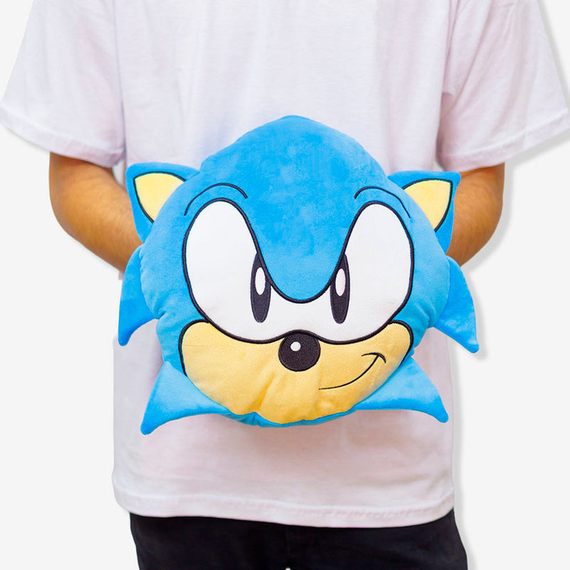 Almofada Huggy Sonic sendo segurada, vista frontal