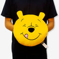 Almofada Huggy Ursinho Pooh sendo segurada, vista frontal