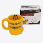 Caneca pata do Garfield ao lado da embalagem