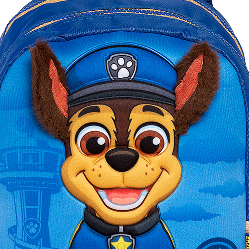 Detalhe das orelhas em pelúcia e do puxador personalizado