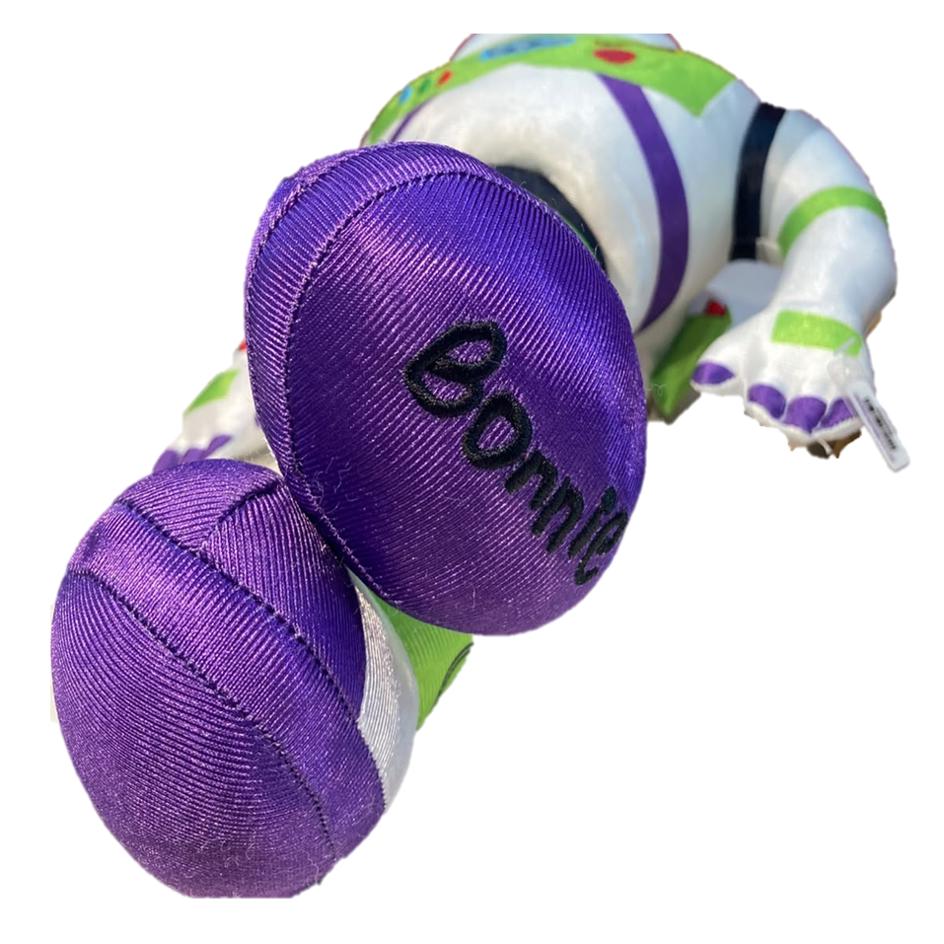 Pelúcia Buzz Lightyear, detalhe da sola dos pés com o nome Bonnie