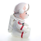Detalhe do capacete e do emblema de foguete do urso astronauta rosa